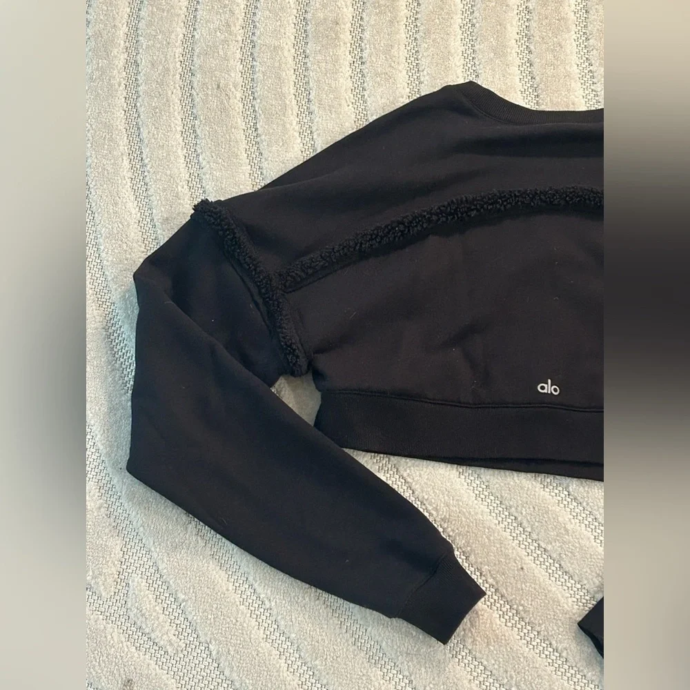 ALO Yoga Oversized City Sherpa Fleece Trim Cropped Sweatshirt in Black - XS